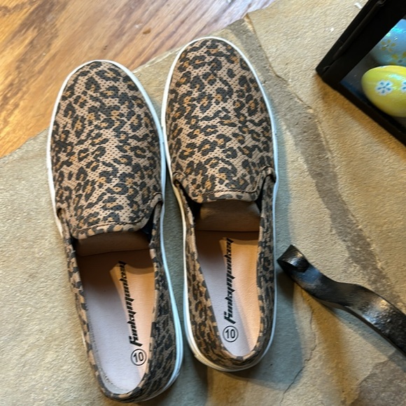 NWOT Funky Monkey Cheetah Print Slip on Shoes Size 10 - Picture 2 of 7